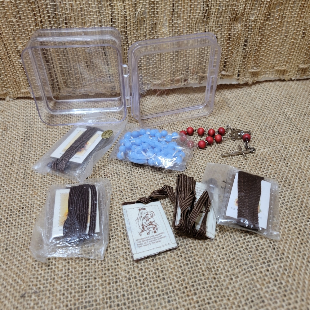 Lot of 6 Vtg Religious Scapulars and Rosaries (4 in sealed packaging)